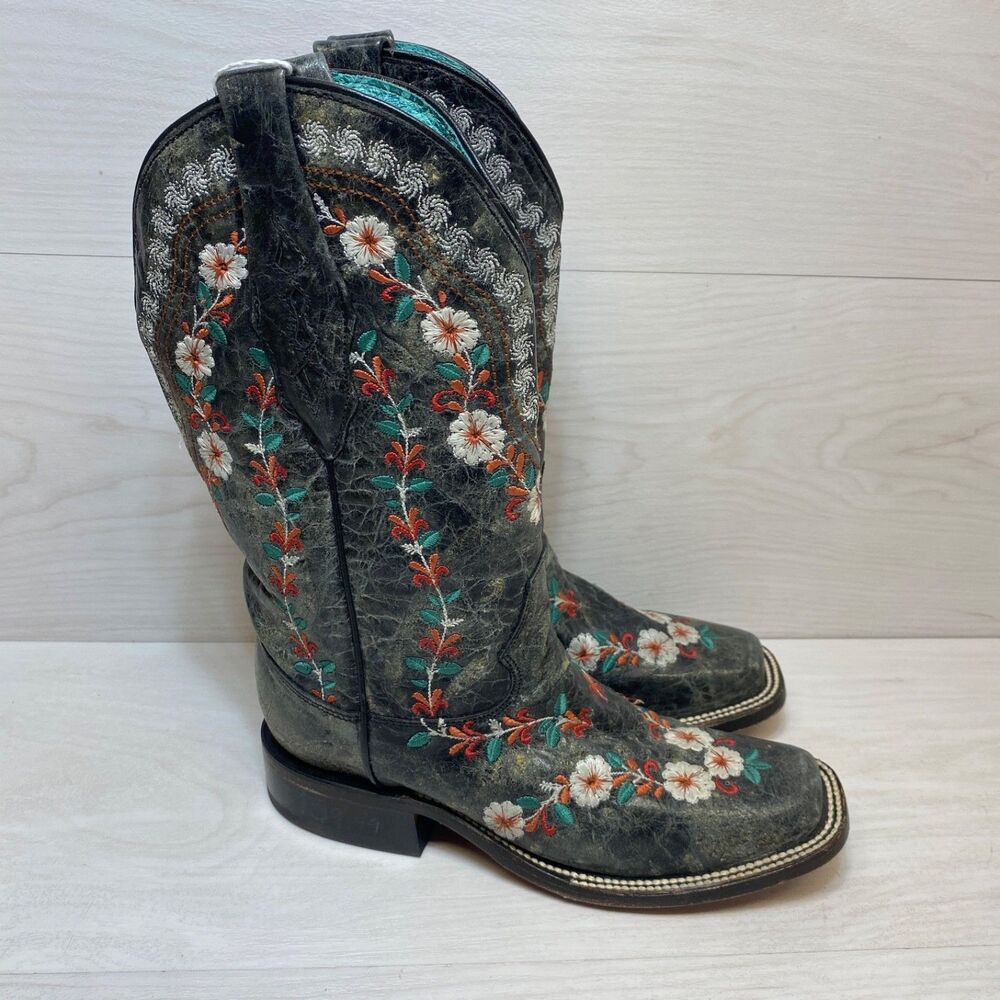 WOMENS SIZE 6 DISTRESSED BLACK FLORAL EMBROIDERY CORRAL BOOT